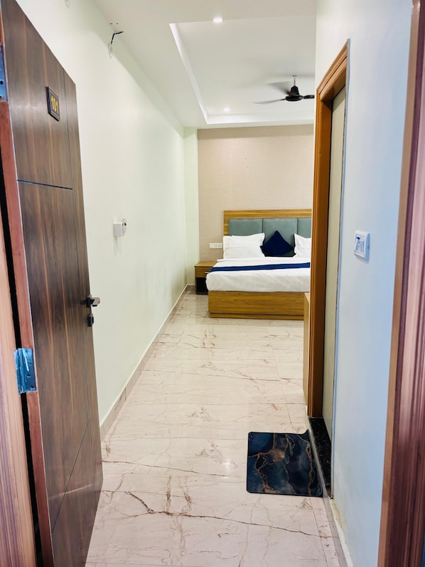 Deluxe Room | Free WiFi - Maharishi Inn (Faizabad)