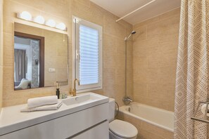 Comfort Duplex | Bathroom | Shower, hair dryer, towels, soap - Solaga - Siglo (Málaga)