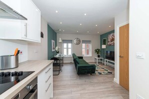 Jääkaappi, mikroaaltouuni, uuni, liesi