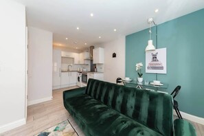 Televisión y oficina 