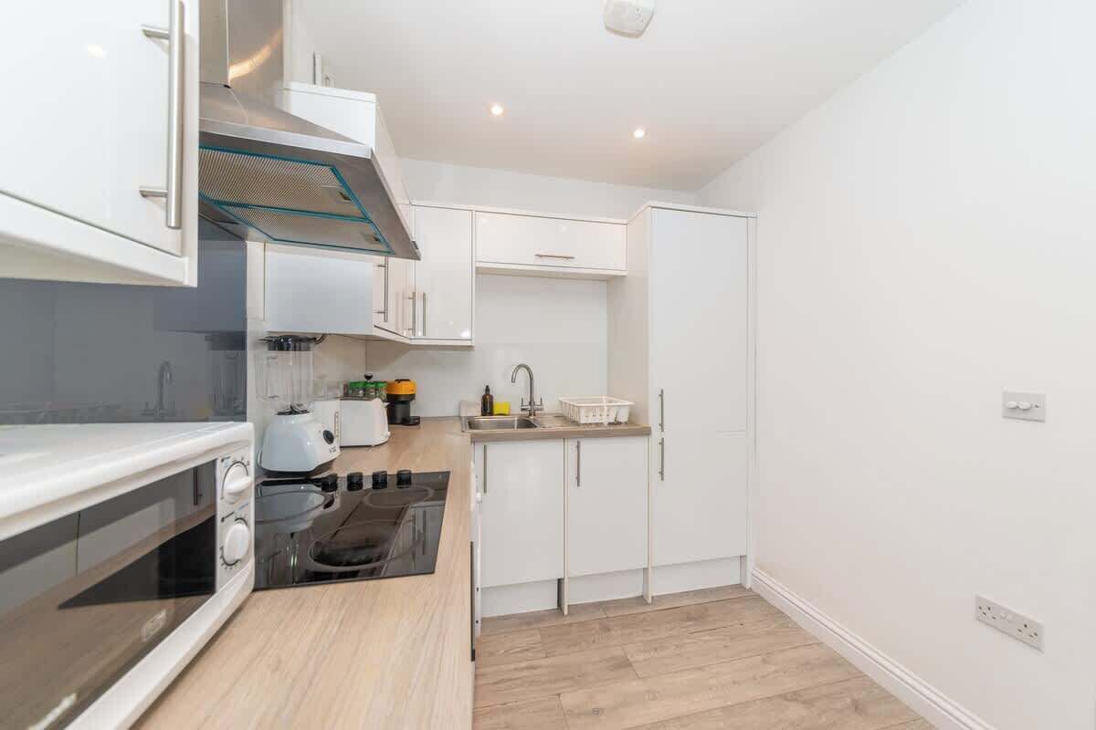 冰箱、微波炉、烤箱、炉灶