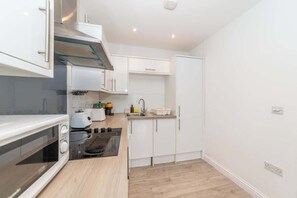 Fridge, microwave, oven, stovetop - IBEX HOUSE |2Bed Fully Equipped Flat/Free Parking (Berkshire)