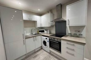 ثلاجة، ميكروويف، فرن، موقد طهي مسطح