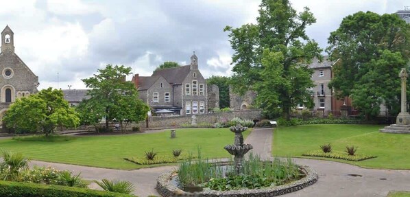 Property grounds - IBEX HOUSE |2Bed Fully Equipped Flat/Free Parking (Berkshire)