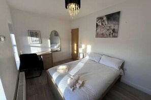 مكتب ومكواة/لوح كي وواي فاي مجانًا وملاءات أسرّة