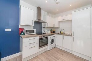 ثلاجة، ميكروويف، فرن، موقد طهي مسطح