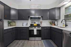 Fridge, microwave, oven, stovetop - Home away Home-Sleeps 7+King Beds+DT Lee's Summit (Lee's Summit)