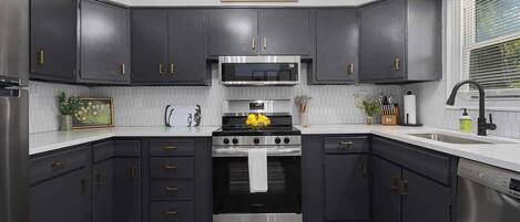 Refrigerador, microondas, horno, placa de cocina