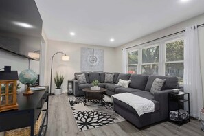 TV, offices - Home away Home-Sleeps 7+King Beds+DT Lee's Summit (Lee's Summit)