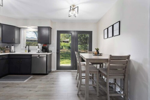 Near DT Lees Summit Sleeps 7+TVs in all Bedrooms