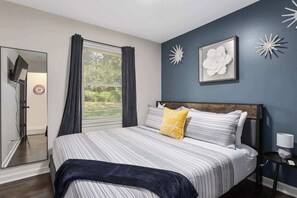 3 dormitorios, escritorio, tabla de planchar con plancha y cuna de viaje