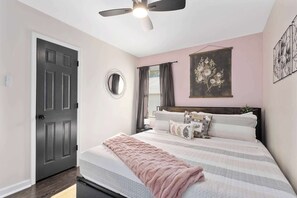 3 bedrooms, desk, iron/ironing board, travel cot - Home away Home-Sleeps 7+King Beds+DT Lee's Summit (Lee's Summit)