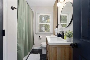 Ducha, secador de pelo y toallas