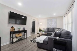 Una televisión, una oficina