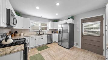 Refrigerador, microondas, horno, placa de cocina