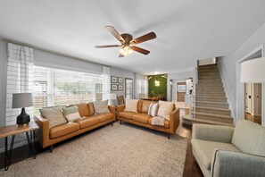 TV - Sleeps 13_4Bedrooms + Pets OK + Near FIFA (Lee's Summit)