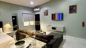 Studio Deluks, dapur | Ruang kerja ramah laptop, tirai kedap cahaya, dan setrika/meja setrika