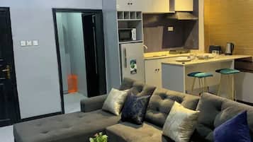 Estudio Deluxe, cocina | Área de sala de estar | Televisión de pantalla plana