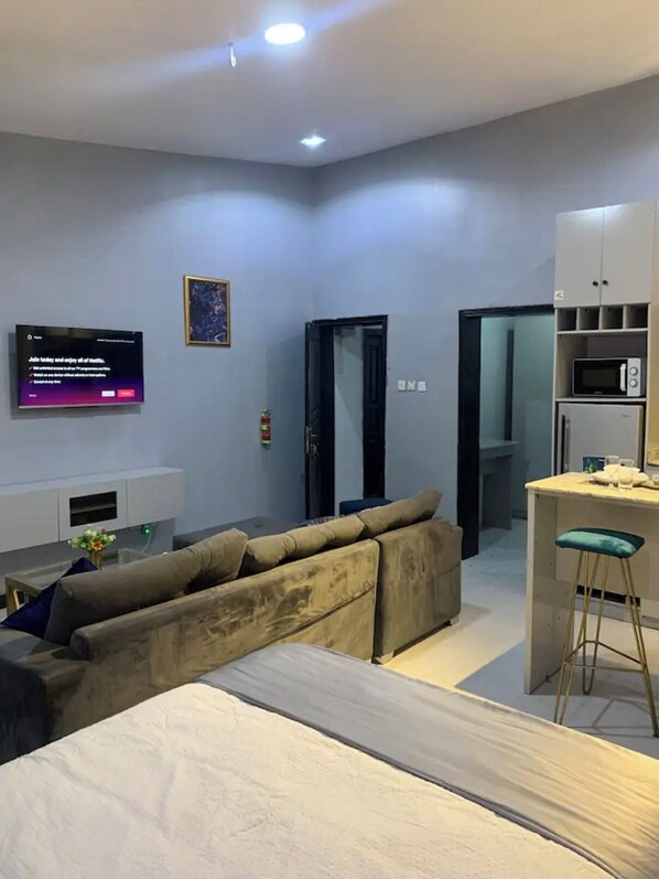 Monolocale Deluxe, cucina | Area soggiorno | TV a schermo piatto