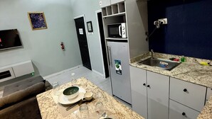 Studio Deluks, dapur | Dapur pribadi | Microwave, kompor, ketel listrik, dan pemanggang roti