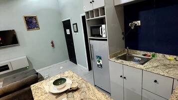 Deluxe Studio, Kitchen | Private kitchen