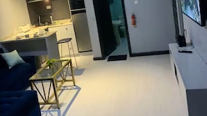 Studio Superior, balkon | Area keluarga | TV layar datar