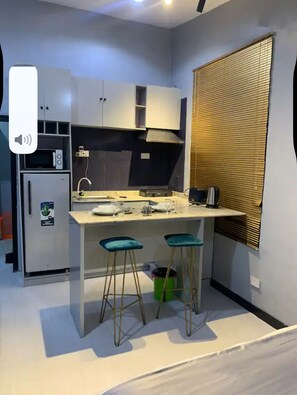 Studio Deluxe, cuisine | Cuisine privée | Micro-ondes, plaque de cuisson, bouilloire électrique, grille-pain