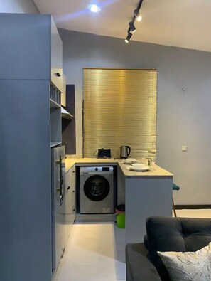 Studio Deluxe, cuisine | Cuisine privée | Micro-ondes, plaque de cuisson, bouilloire électrique, grille-pain