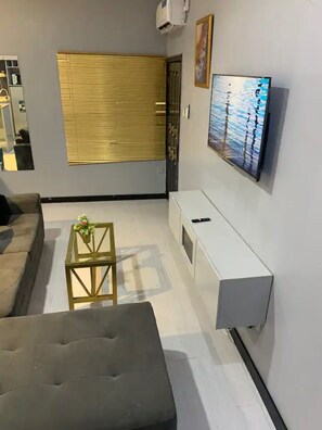 Monolocale Deluxe, cucina | Area soggiorno | TV a schermo piatto