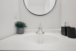 Sèche-cheveux, serviettes fournies