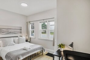 2 slaapkamers, een bureau, een strijkplank/strijkijzer, gratis wifi