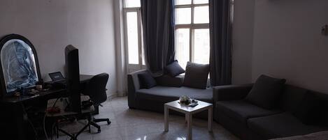 Habitación individual económica, balcón, vistas a la ciudad | Tabla de planchar con plancha y wifi gratis