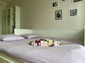 3 bedrooms, iron/ironing board, WiFi, bed sheets
