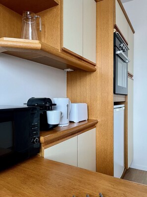 Réfrigérateur, four à micro-ondes, un four, lave-vaisselle