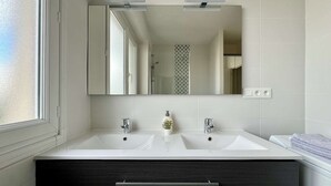 Shower, hair dryer, towels