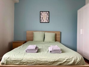 3 bedrooms, iron/ironing board, WiFi, bed sheets