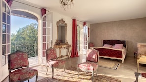 4 bedrooms, iron/ironing board, WiFi, bed sheets - Exclusive Secluded Villa: Truffle Oak Forest, Private Pool & Panoramic Lake View (Lissac sur Couze)