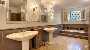 Shower, hair dryer, bidet, towels - Exclusive Secluded Villa: Truffle Oak Forest, Private Pool & Panoramic Lake View (Lissac sur Couze)