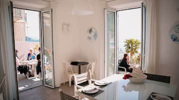 Tägliches inbegriffenes einheimisches Frühstück