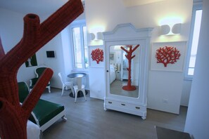 普通雙人房, 陽台, 海景 | 迷你吧、客房內保險箱、遮光布/窗簾、免費無線上網