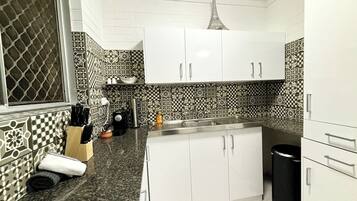 Kjøleskap, mikrobølgeovn, ovn og kokeplater