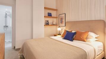 Un dormitorio moderno con una cama grande, una mesita de noche con lámpara y un estante en la pared con objetos decorativos.