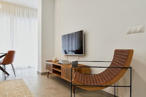 Luxe appartement | Woonruimte | Een 50-inch televisie met kabelzenders