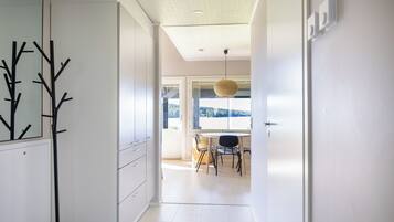 Design Condo, 3 Bedrooms, Lake View | Room amenity