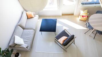 Design Condo, 3 Bedrooms, Lake View | Room amenity