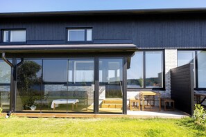 Condo design, 3 quartos, vista para o lago | Terraço/pátio