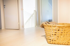 Design Condo, 3 Bedrooms, Lake View | Room amenity