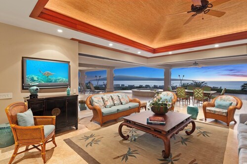 Home With Indoor/outdoor Pools,kitchen,office,bbq