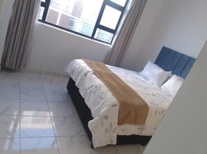 3 عدّة غرف نوم وواي فاي مجانًا وملاءات أسرّة