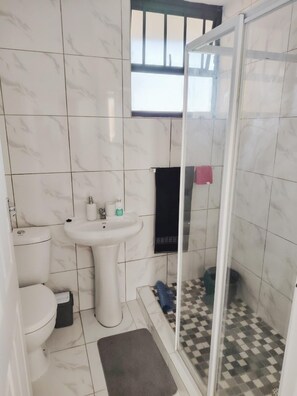 Apartment | Bathroom | Shower, towels - Oceanfront Bliss in Amanzimtoti (aManzimtoti)